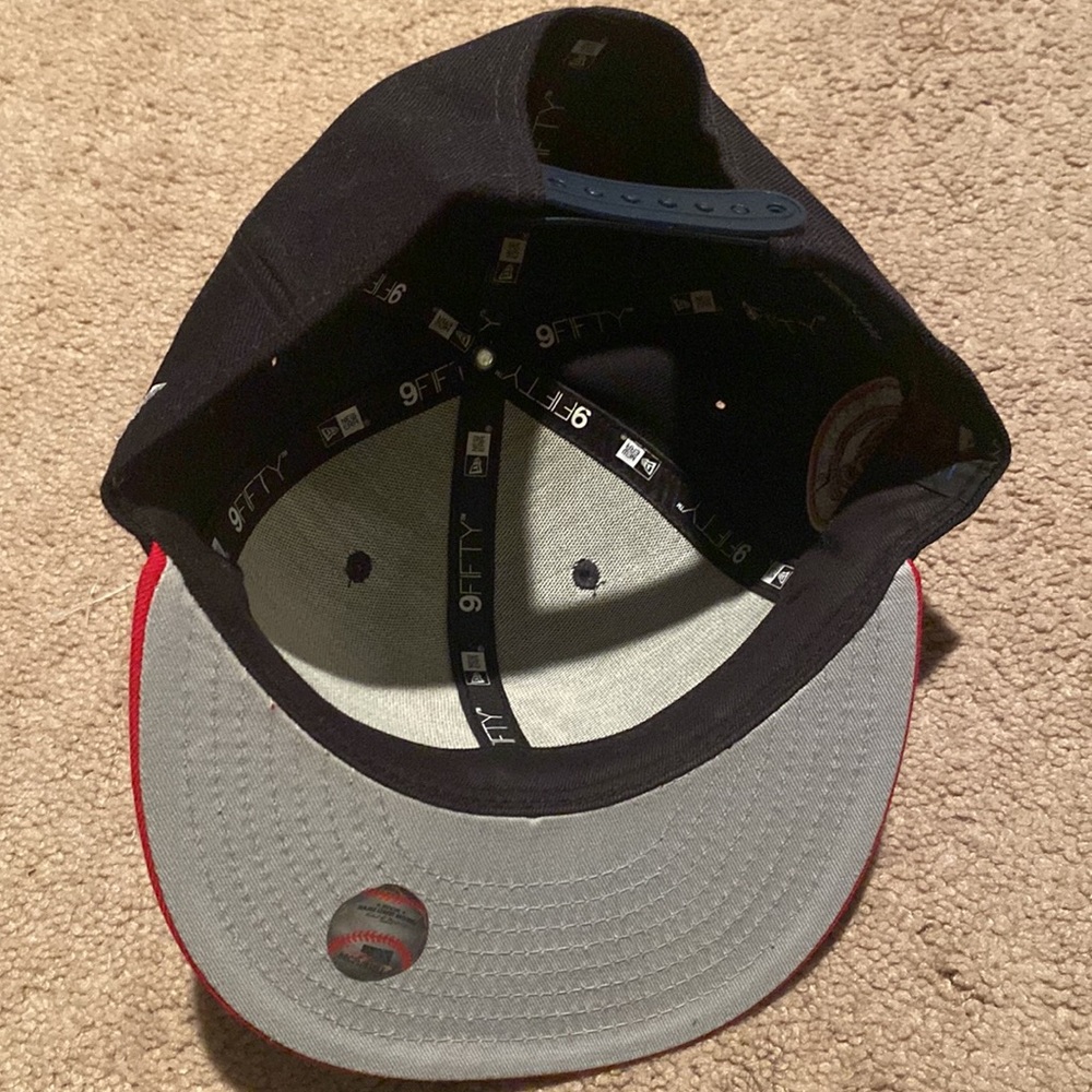 Snap back hat - Picture 2 of 4